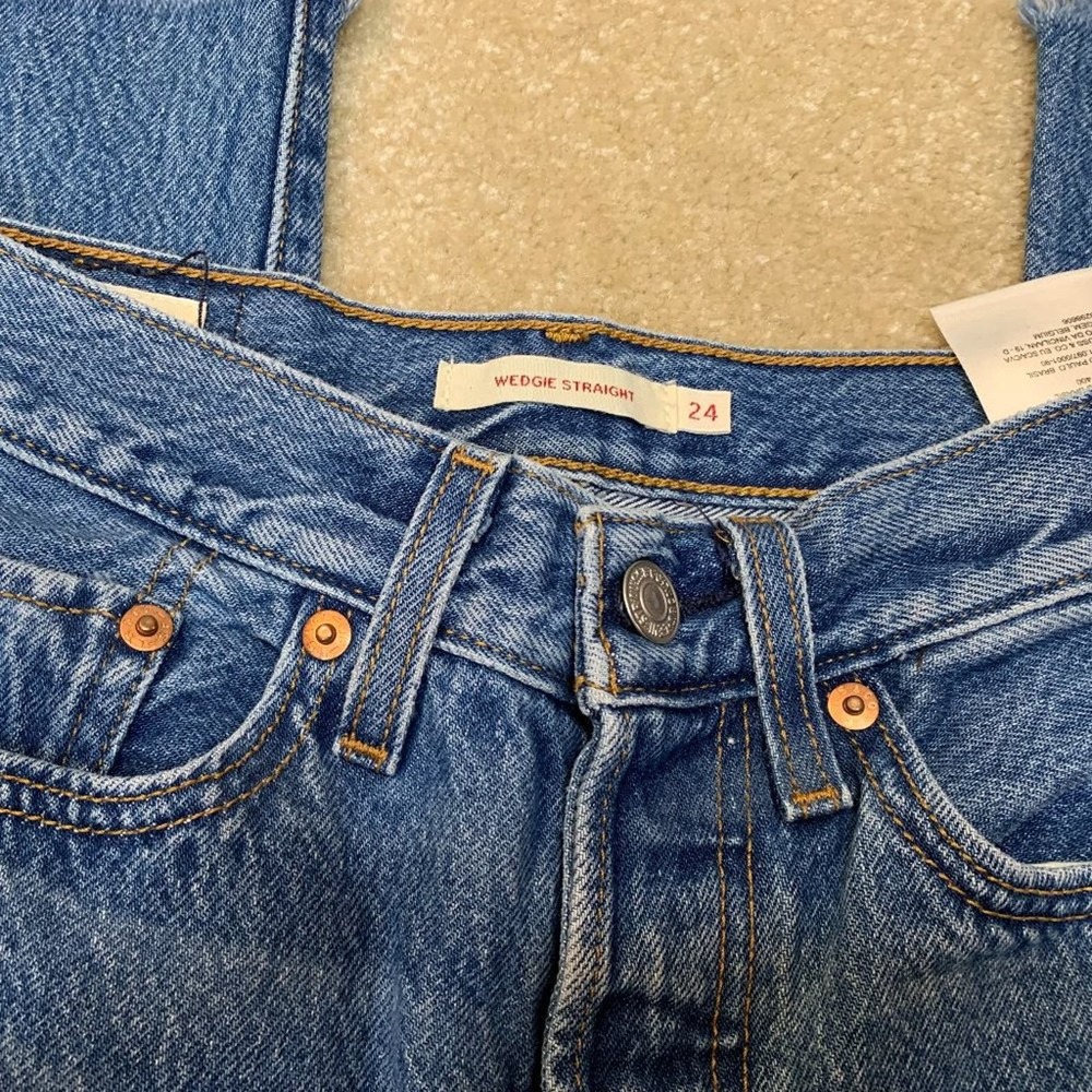 LEVI'S | Wedgie Straight | Distressed Medium-Light Wash | Size 24 | EUC